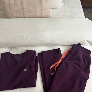 Figs Deep purple scrub set